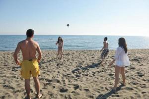 Jugendgruppe Spaß haben und Beachvolleyball spielen foto