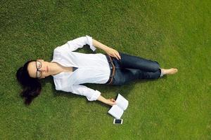 junge Frau, die ein Buch im Park liest foto