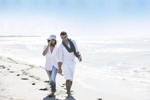 glückliches junges paar hat spaß am schönen strand foto