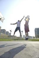 Streetballspiel am frühen Morgen foto