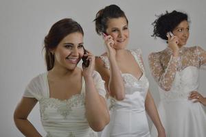 Porträt einer drei schönen Frau im Hochzeitskleid foto
