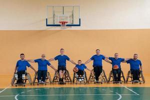 Foto der Basketballmannschaft der Kriegsinvaliden mit professioneller Sportausrüstung für Menschen mit Behinderungen auf dem Basketballplatz