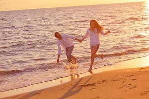 junges paar am strand viel spaß foto