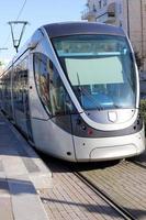 Straßenbahngleise und Schienen der Jerusalemer Straßenbahn. foto