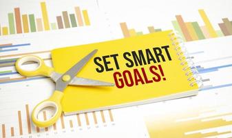 ein Notizblock mit dem Text Set Smart Goals Pen, Reports, foto