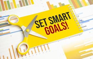 ein Notizblock mit dem Text Set Smart Goals Pen, Reports, foto