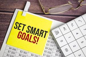 ein Notizblock mit dem Text Set Smart Goals Pen, Reports, foto