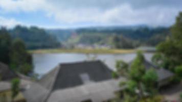 verschwommener blick auf den see ranu kumbolo, semeru berg. Bokeh-Hintergrund im Sommer, grünes Naturkonzept foto