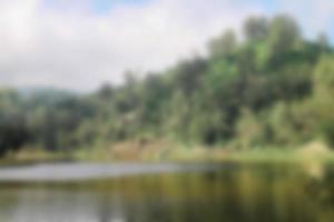 verschwommener blick auf den see ranu kumbolo, semeru berg. Bokeh-Hintergrund im Sommer, grünes Naturkonzept foto