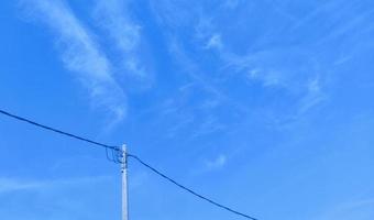 schöner blauer himmel mit wolken und stromleitungen, naturtapeten, neuer himmelkopierraum foto