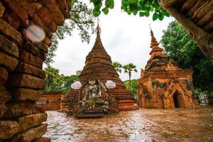 yadana hsemee pagode, ein ort bestehend aus einem pagodenkomplex und einem buddhabild im inneren, inwa, mandalay, myanmar foto