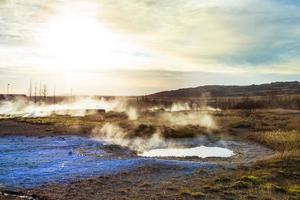 strokkur, einer der berühmtesten geysire, der in einem geothermischen gebiet neben dem hvita-fluss im südwesten von island liegt und alle 6-10 minuten ausbricht foto