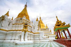 maha aungmye bonzan kloster, allgemein bekannt als me nu backsteinkloster, ein historisches buddhistisches kloster in inwa, mandalay region, myanmar foto