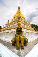 maha aungmye bonzan kloster, allgemein bekannt als me nu backsteinkloster, ein historisches buddhistisches kloster in inwa, mandalay region, myanmar foto