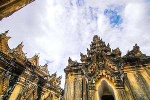 maha aungmye bonzan kloster, allgemein bekannt als me nu backsteinkloster, ein historisches buddhistisches kloster in inwa, mandalay region, myanmar foto