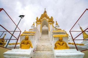 maha aungmye bonzan kloster, allgemein bekannt als me nu backsteinkloster, ein historisches buddhistisches kloster in inwa, mandalay region, myanmar foto