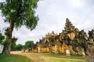 maha aungmye bonzan kloster, allgemein bekannt als me nu backsteinkloster, ein historisches buddhistisches kloster in inwa, mandalay region, myanmar foto