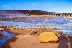 strokkur, einer der berühmtesten geysire, der in einem geothermischen gebiet neben dem hvita-fluss im südwesten von island liegt und alle 6-10 minuten ausbricht foto