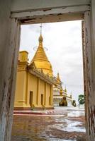maha aungmye bonzan kloster, allgemein bekannt als me nu backsteinkloster, ein historisches buddhistisches kloster in inwa, mandalay region, myanmar foto