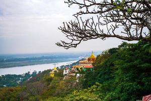 Sagaing-Hügel mit zahlreichen Pagoden und buddhistischen Klöstern am Irrawaddy-Fluss, Sagaing, Myanmar foto