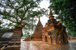 yadana hsemee pagode, ein ort bestehend aus einem pagodenkomplex und einem buddhabild im inneren, inwa, mandalay, myanmar foto