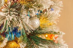 klassisches weihnachtsneujahr geschmückter neujahrsbaum mit farbigen foto