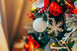 klassisches weihnachtsneujahr geschmückter neujahrsbaum mit rot und foto