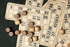 Tischspiel-Bingo. lottofässer aus holz mit tasche, spielkarten für lottospiele, spiele für die familie. foto