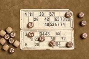 Tischspiel-Bingo. hölzerne Lottofässer mit Tasche, Spielkarten für Lotto-Kartenspiel, Freizeit, Spiel, Strategie, Glücksspiel, Lotterie, foto