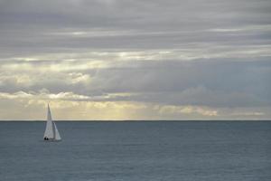 segelboot vorbei an der küste von sylt, deutschland foto