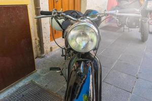 Vorderansicht des schwarzen Oldtimer-Motorrads foto