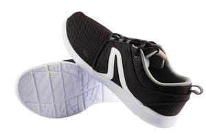 Paar schwarze Airmesh Sommer Walking leichte Schuhe isoliert auf weißem Hintergrund foto