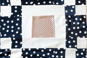 Detail des Patchwork-Schals aus gepunkteten Stoffen foto