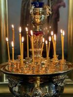 brennende Kerzen in einer christlichen Kirche foto