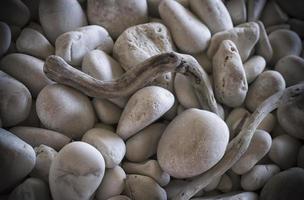 weiße kieselsteine am strand von myrtos foto