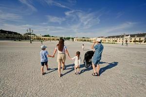 Rückseite der Mutter mit Kindern Spaziergang im berühmten Schloss Schönbrunn Wien, Österreich. foto