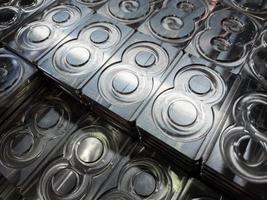 Glänzende metallbearbeitete Ziffern 8-Platten, die eng mit Ziegeln gedeckt sind - Vollbildhintergrund foto