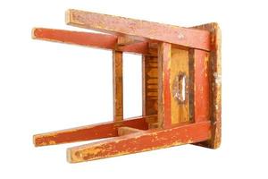 alter Holzhocker mit braun abblätternder Farbe. Loft-Stil-Stuhl, isoliert auf weiss. foto