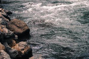 Fluss und Felsen Naturfotografie foto