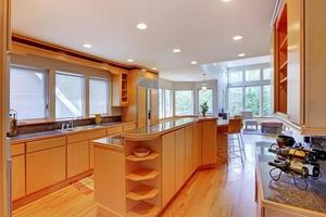 große luxuriöse moderne Holzküche mit Granitoberflächen. foto