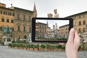 tourist, der foto des neptunbrunnens macht