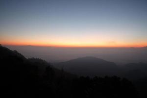 schöne aussicht auf berge und weißen nebel foto