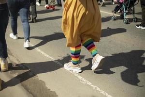 farbige Socken an den Beinen. lgbt-symbol bei der prozession. bunte Strümpfe auf der Straße. foto