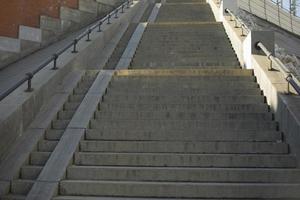 lange Treppe nach oben. Architekturdetails. foto