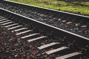 Eisenbahngleise Nahaufnahme, Schienen, Befestigungselemente, Eisenbahnschwellen von Gleisen auf der Eisenbahn foto