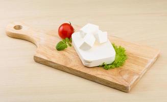 feta-käse auf holzbrett und holzhintergrund foto