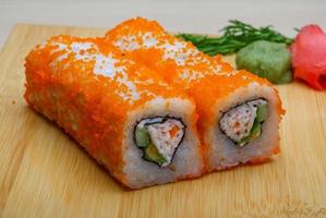 California Roll auf Holzbrett und Holzhintergrund foto