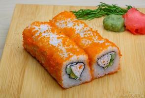 California Roll auf Holzbrett und Holzhintergrund foto