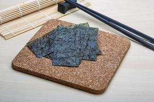 Nori-Blätter auf Holzbrett und Holzhintergrund foto