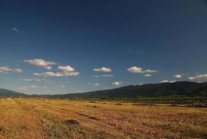 sonniger tag und dramatischer himmel foto